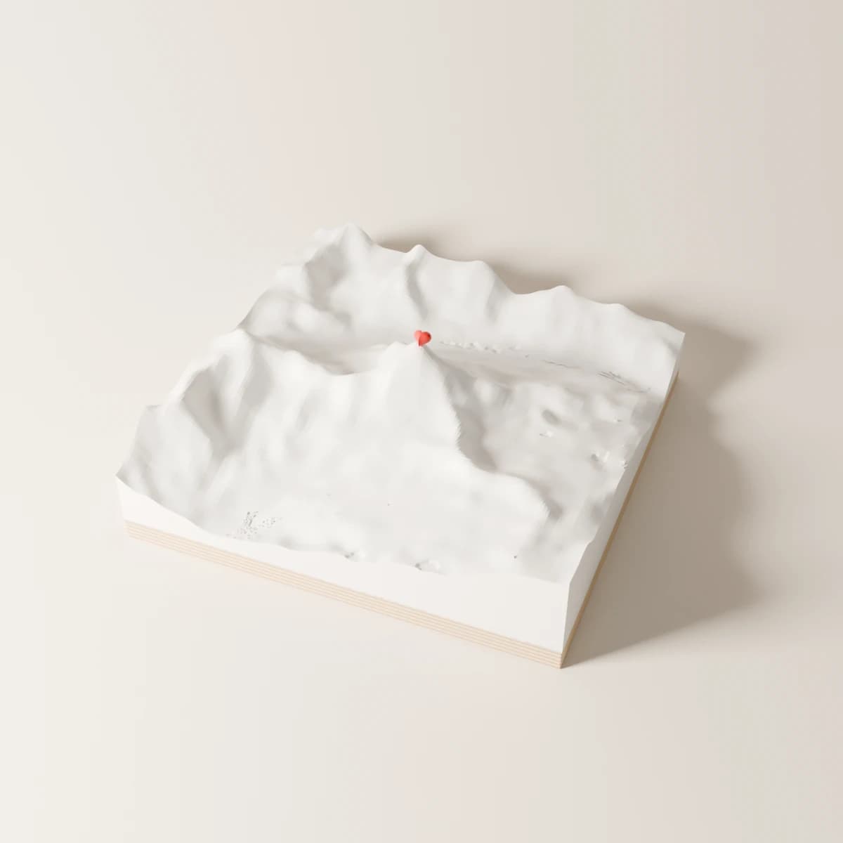 Matterhorn als Bergrelief auf einem Schichtholzsockel mit rotem Herzpin.